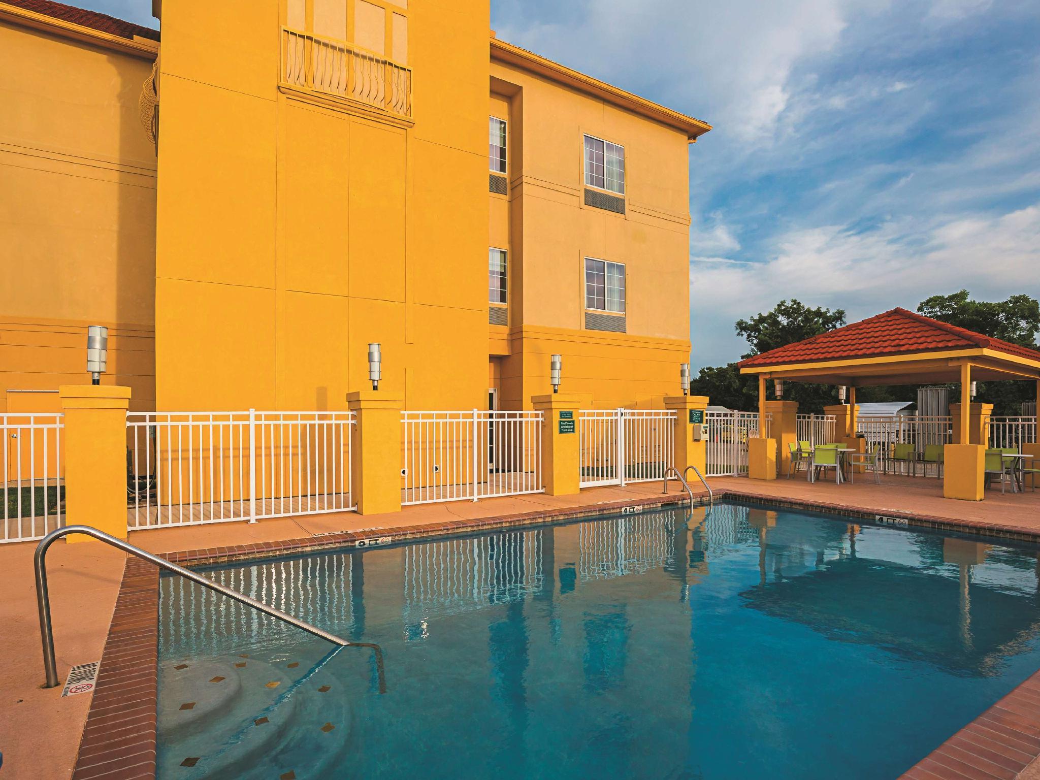 La Quinta By Wyndham Port Lavaca Hotel Exterior photo